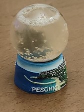 Palla di vetro con neve