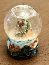 Palla di vetro con neve