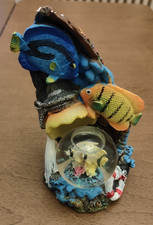 Palla di vetro con neve